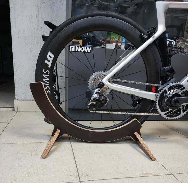 Подставка для хранения велосипеда под колесо