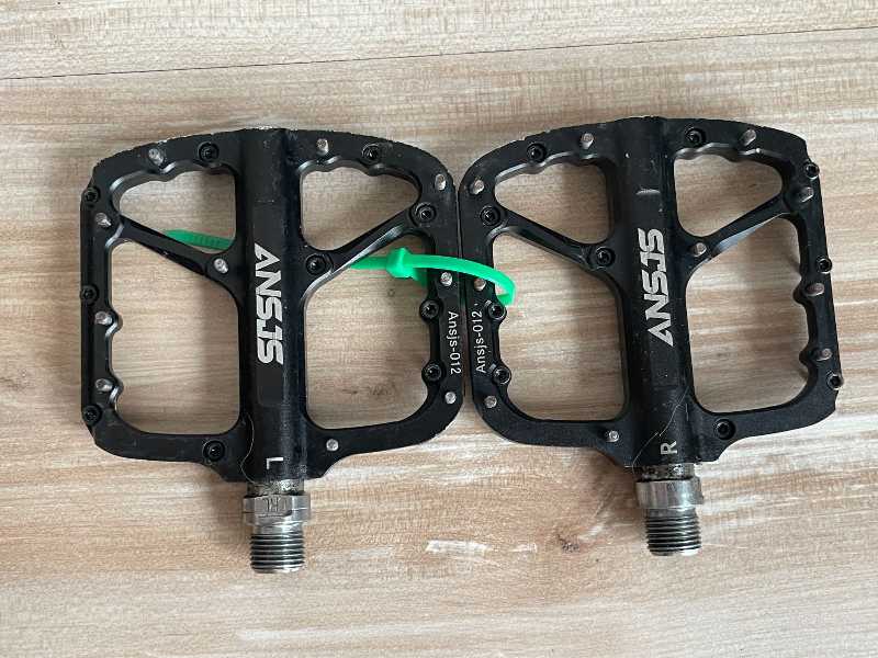 Педали. Фирменные, разные.