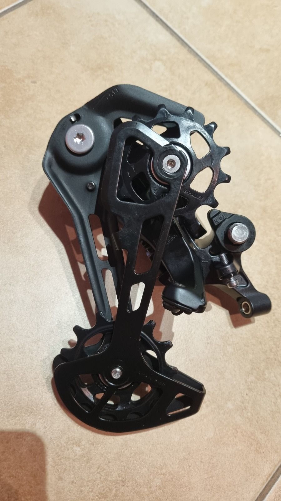 Задний переключатель  Shimano DEORE RD-M6100 на 12 скоростей.