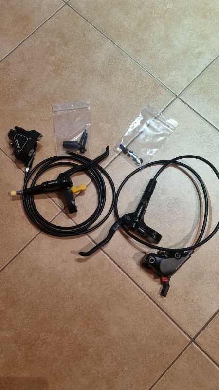 Комплект дисковых тормозов Shimano BL-MT200/BR-UR300 для гравийного велосипеда с прямым рулем.