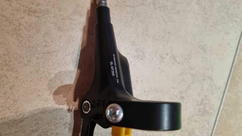 Комплект дисковых тормозов Shimano BL-MT200/BR-UR300 для гравийного велосипеда с прямым рулем.