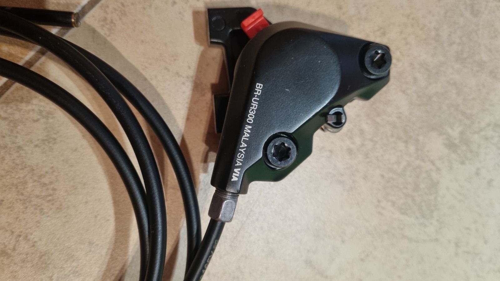 Комплект дисковых тормозов Shimano BL-MT200/BR-UR300 для гравийного велосипеда с прямым рулем.