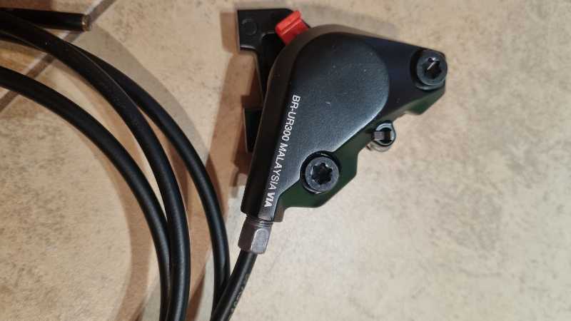 Комплект дисковых тормозов Shimano BL-MT200/BR-UR300 для гравийного велосипеда с прямым рулем.