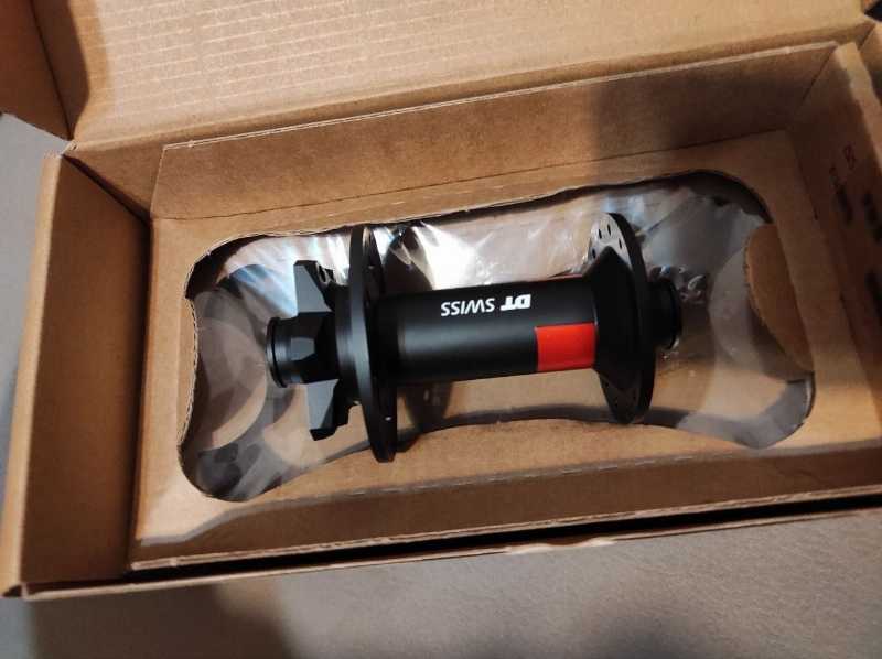 Новая втулка передняя DT Swiss 240 28отв, 15х110