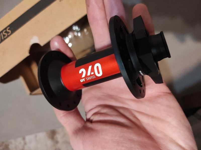 Новая втулка передняя DT Swiss 240 28отв, 15х110