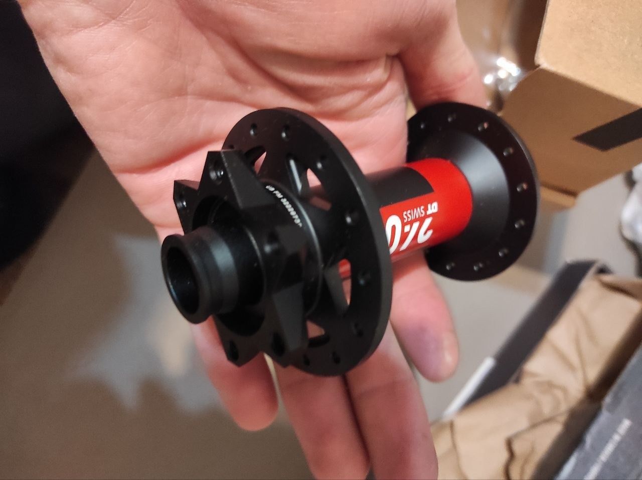 Новая втулка передняя DT Swiss 240 28отв, 15х110