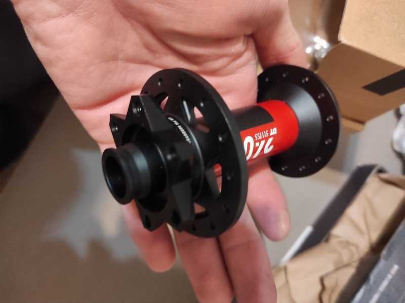 Новая втулка передняя DT Swiss 240 28отв, 15х110