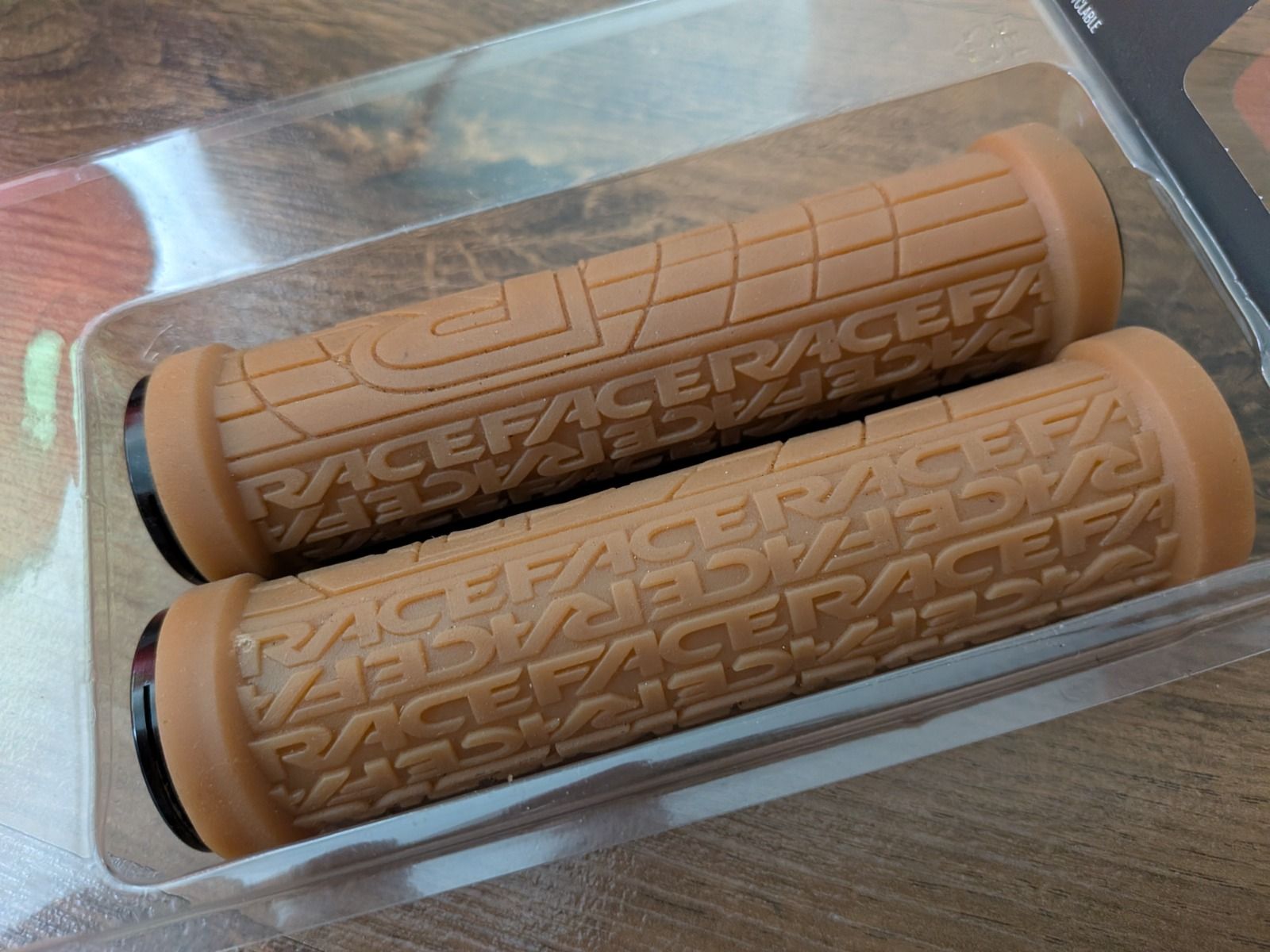 Грипсы RaceFace Grippler 33мм LockOn