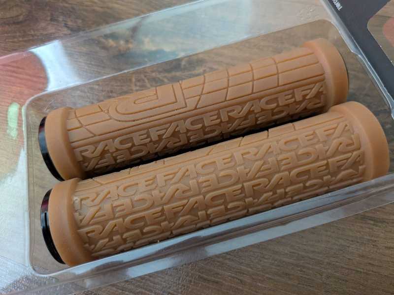 Грипсы RaceFace Grippler 33мм LockOn