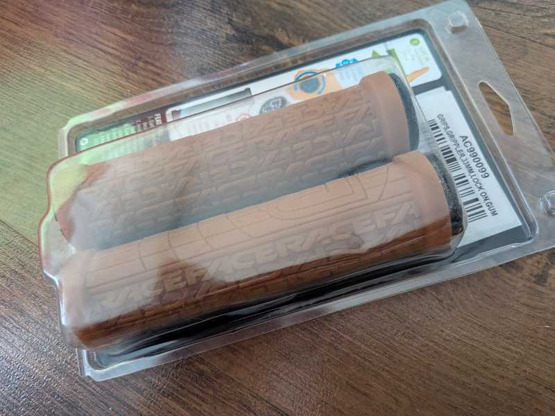 Грипсы RaceFace Grippler 33мм LockOn