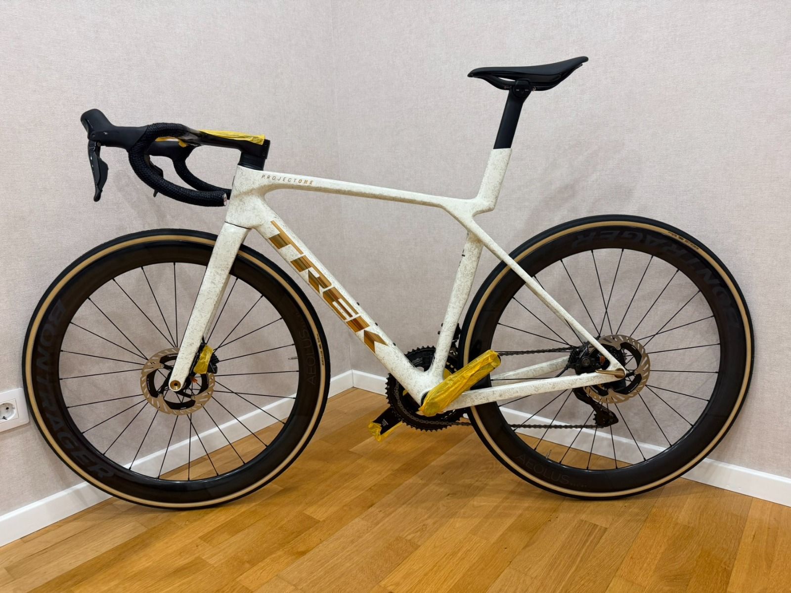 Новый TREK Madone SLR 9 Gen 8, размер M (ETT 545mm), Shimano Dura Ace Di2 R9250