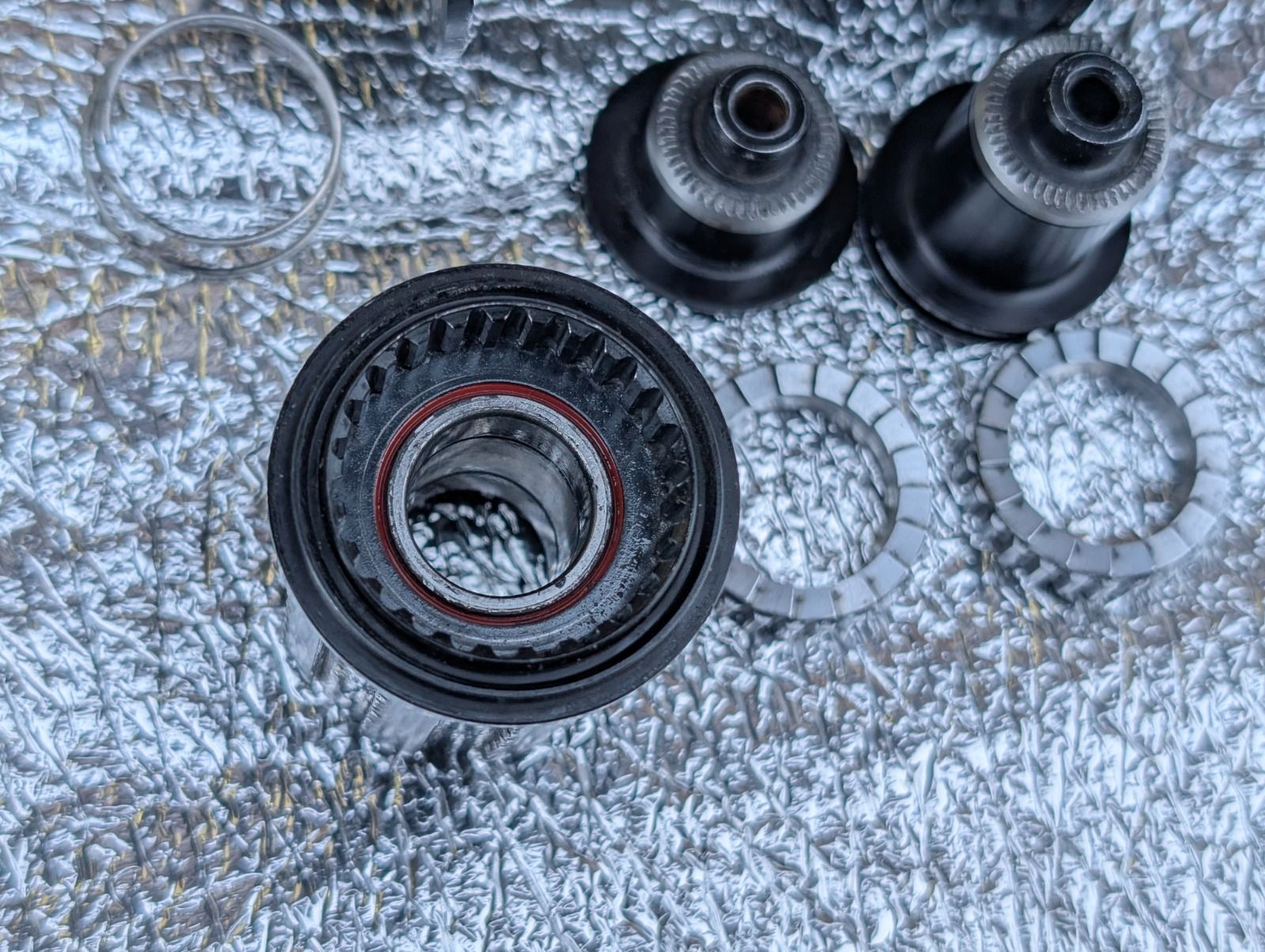 Пара втулок DT Swiss 350 под эксцентрик, 32Н, 6 болтов, в отличном состоянии, барабан Shimano HG