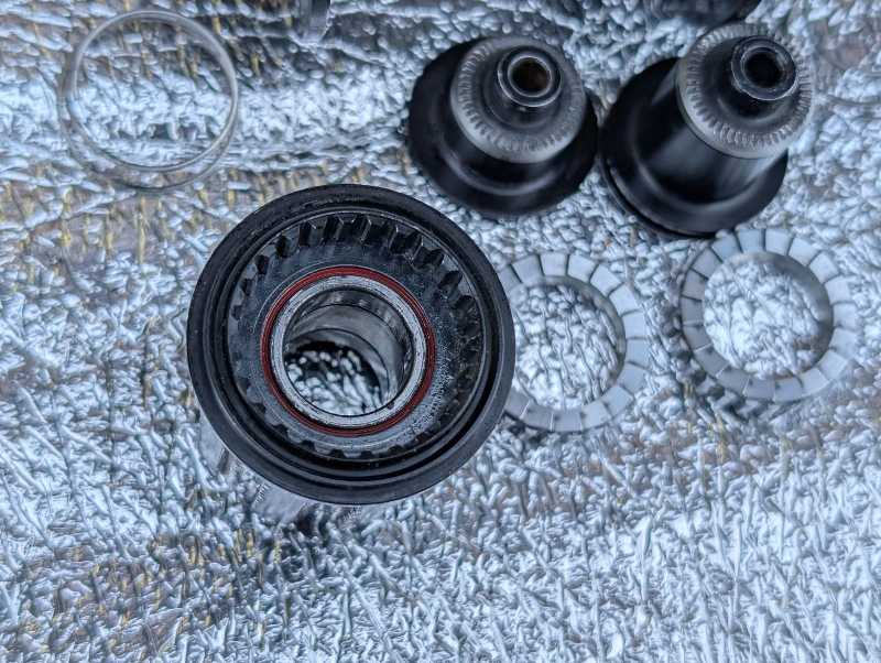 Пара втулок DT Swiss 350 под эксцентрик, 32Н, 6 болтов, в отличном состоянии, барабан Shimano HG