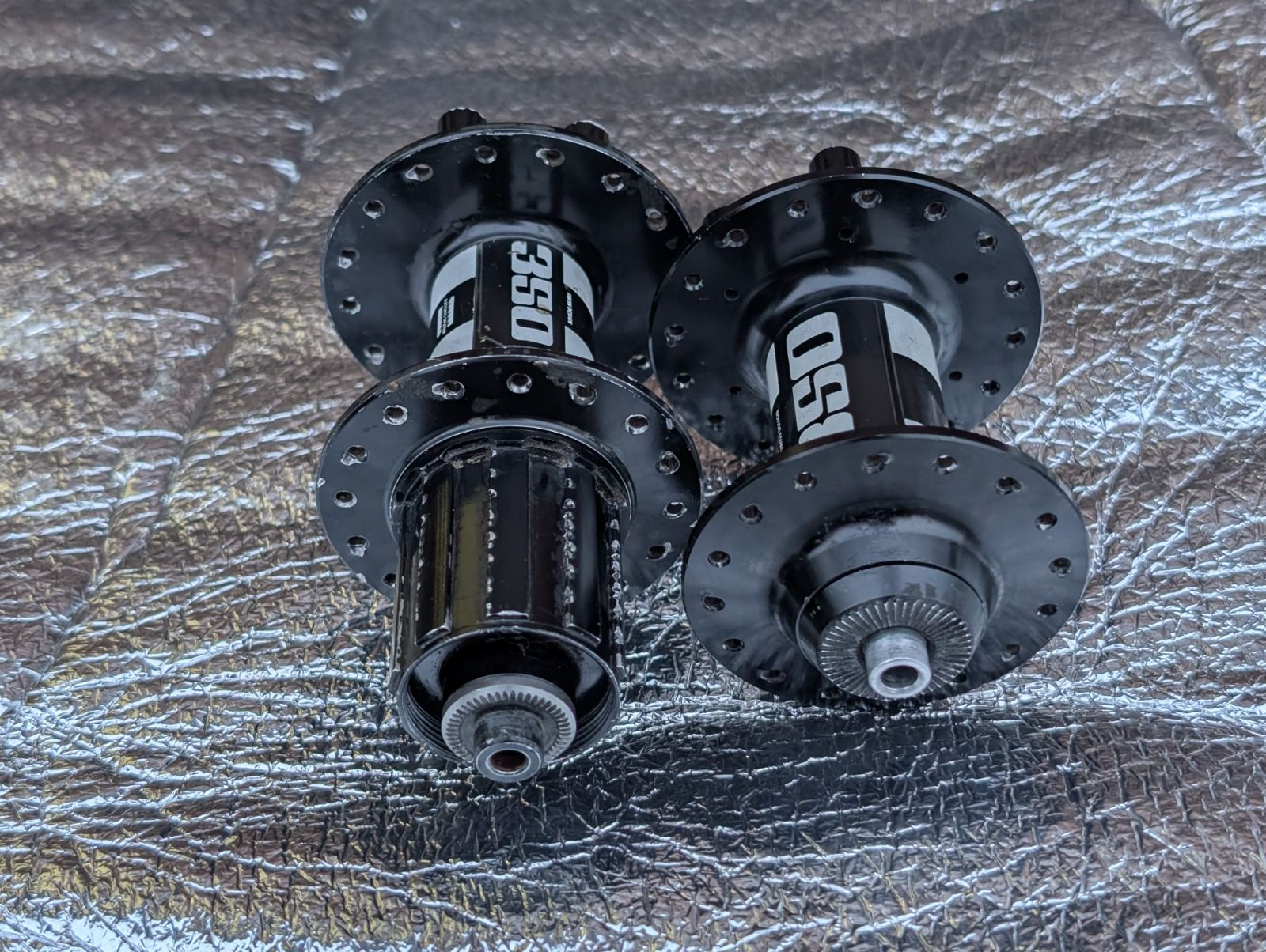 Пара втулок DT Swiss 350 под эксцентрик, 32Н, 6 болтов, в отличном состоянии, барабан Shimano HG