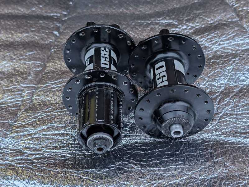 Пара втулок DT Swiss 350 под эксцентрик, 32Н, 6 болтов, в отличном состоянии, барабан Shimano HG