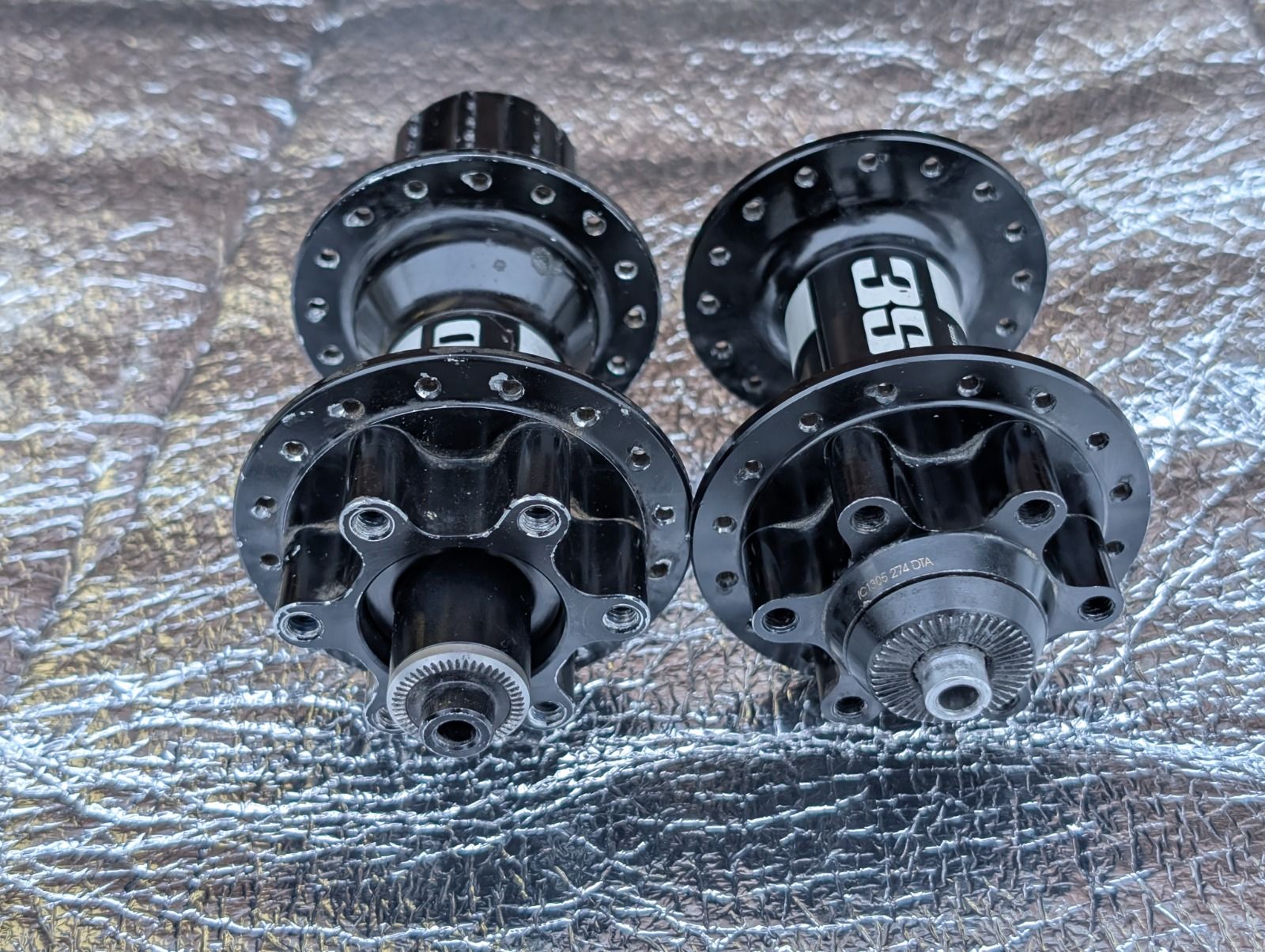 Пара втулок DT Swiss 350 под эксцентрик, 32Н, 6 болтов, в отличном состоянии, барабан Shimano HG