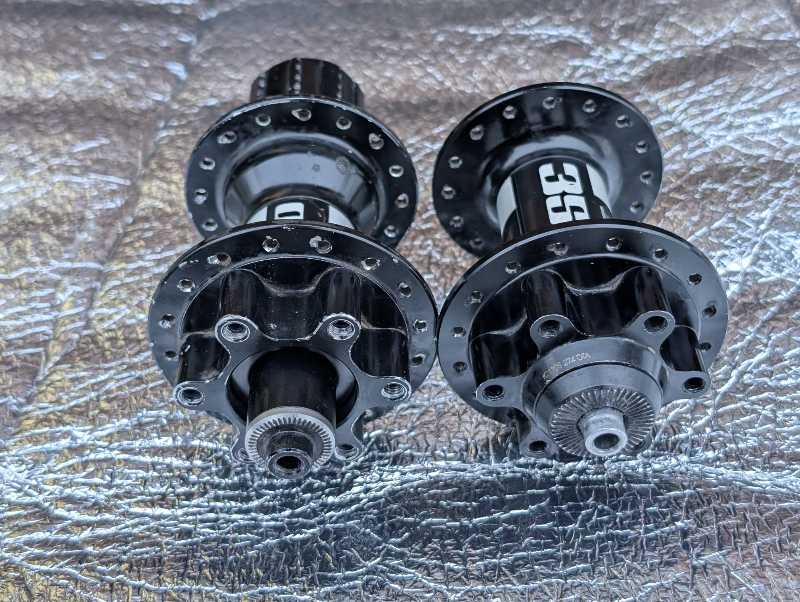 Пара втулок DT Swiss 350 под эксцентрик, 32Н, 6 болтов, в отличном состоянии, барабан Shimano HG