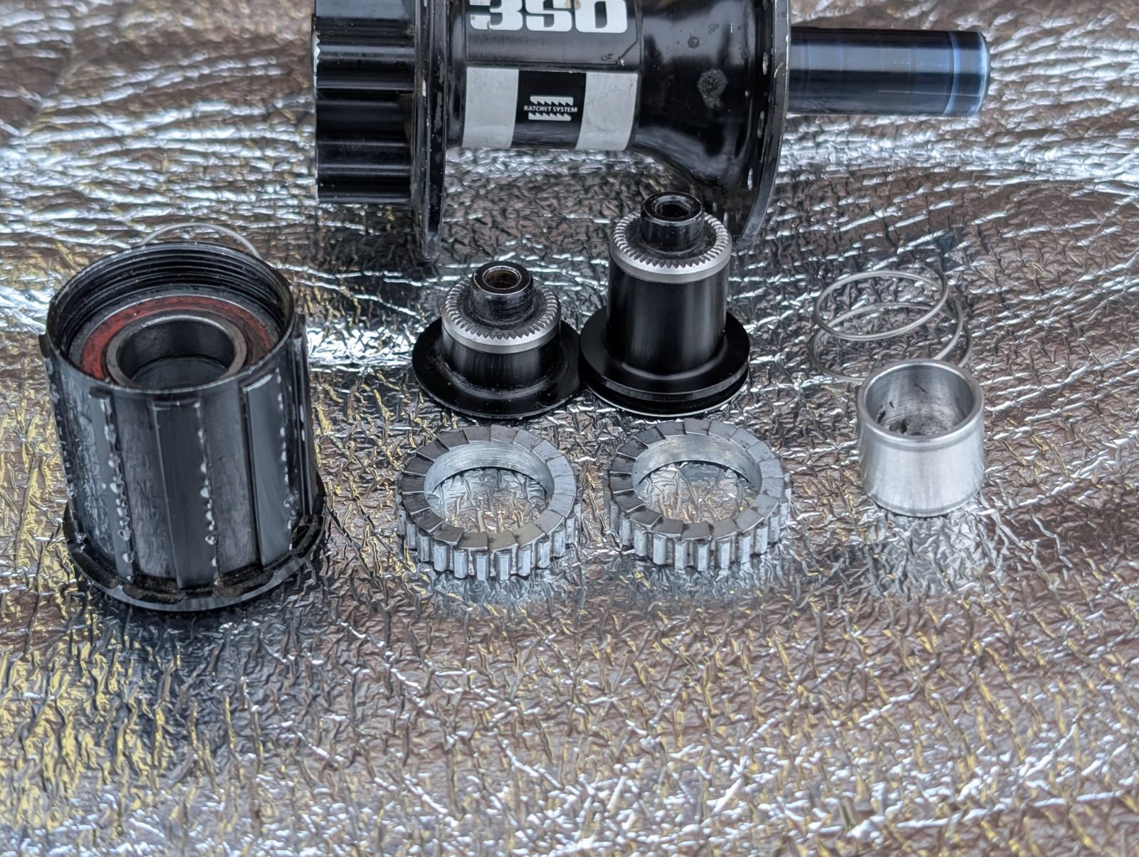 Пара втулок DT Swiss 350 под эксцентрик, 32Н, 6 болтов, в отличном состоянии, барабан Shimano HG