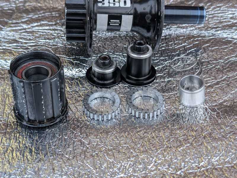 Пара втулок DT Swiss 350 под эксцентрик, 32Н, 6 болтов, в отличном состоянии, барабан Shimano HG