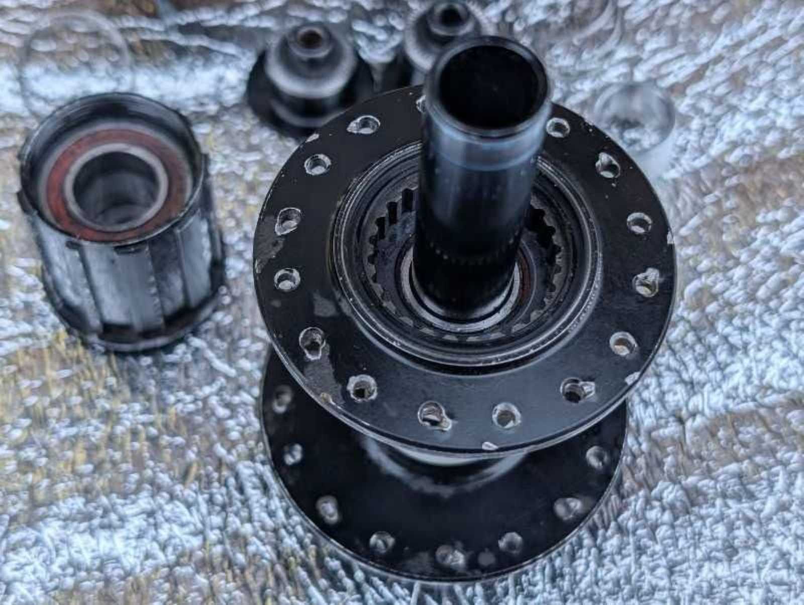 Пара втулок DT Swiss 350 под эксцентрик, 32Н, 6 болтов, в отличном состоянии, барабан Shimano HG