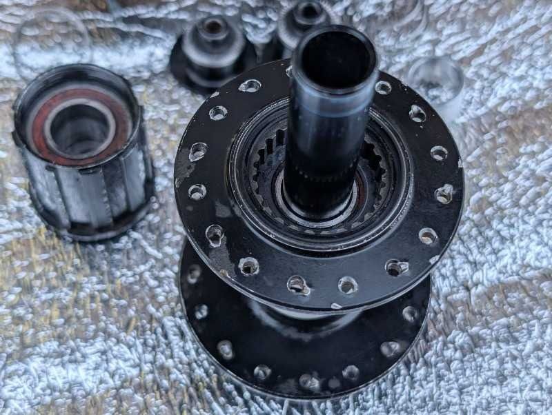 Пара втулок DT Swiss 350 под эксцентрик, 32Н, 6 болтов, в отличном состоянии, барабан Shimano HG