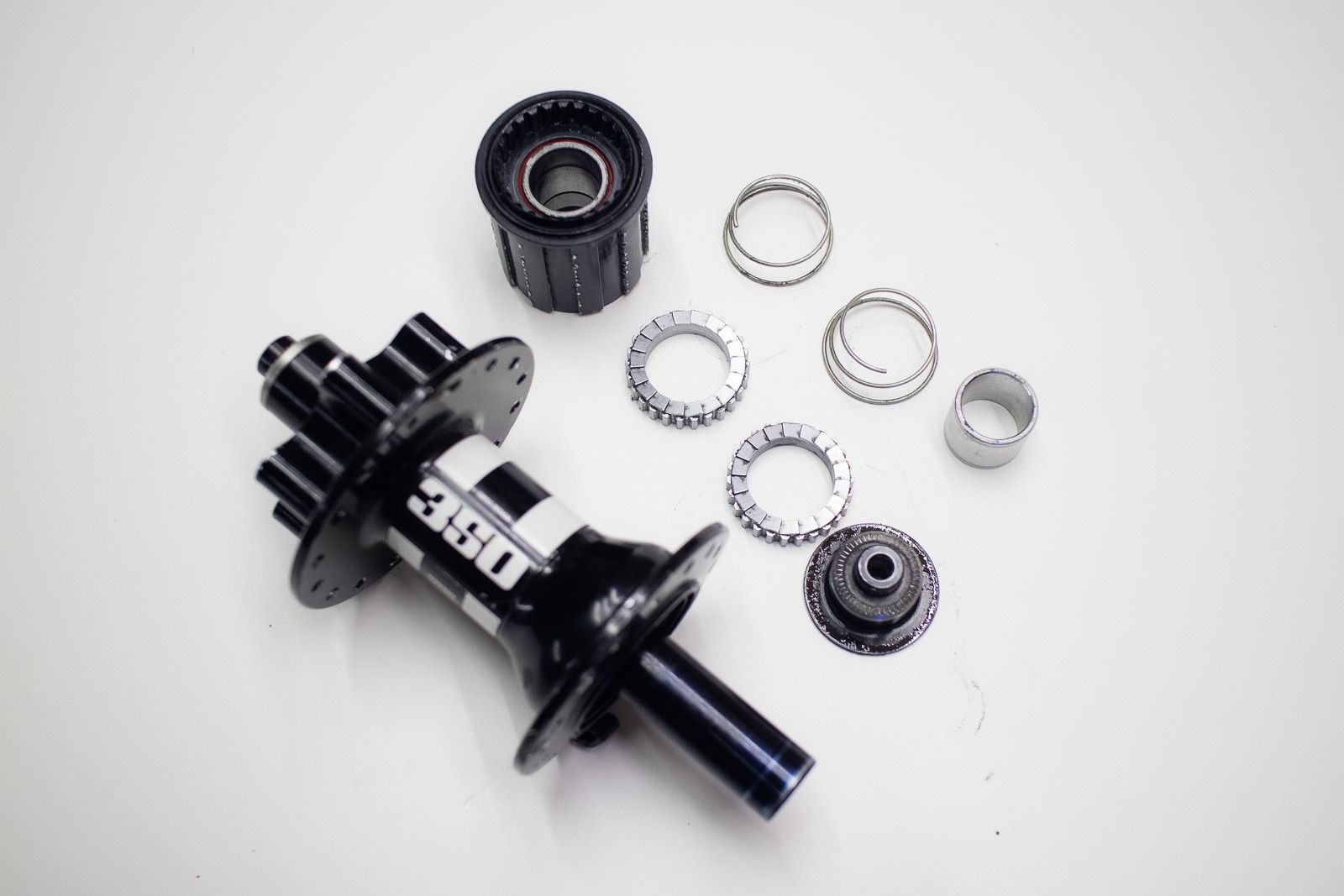 Пара втулок DT Swiss 350 под эксцентрик, 32Н, 6 болтов, в отличном состоянии, барабан Shimano HG