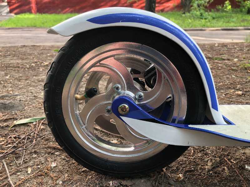 Самокат Trolo City Brake Air с надувными колесами и дисковым тормозом