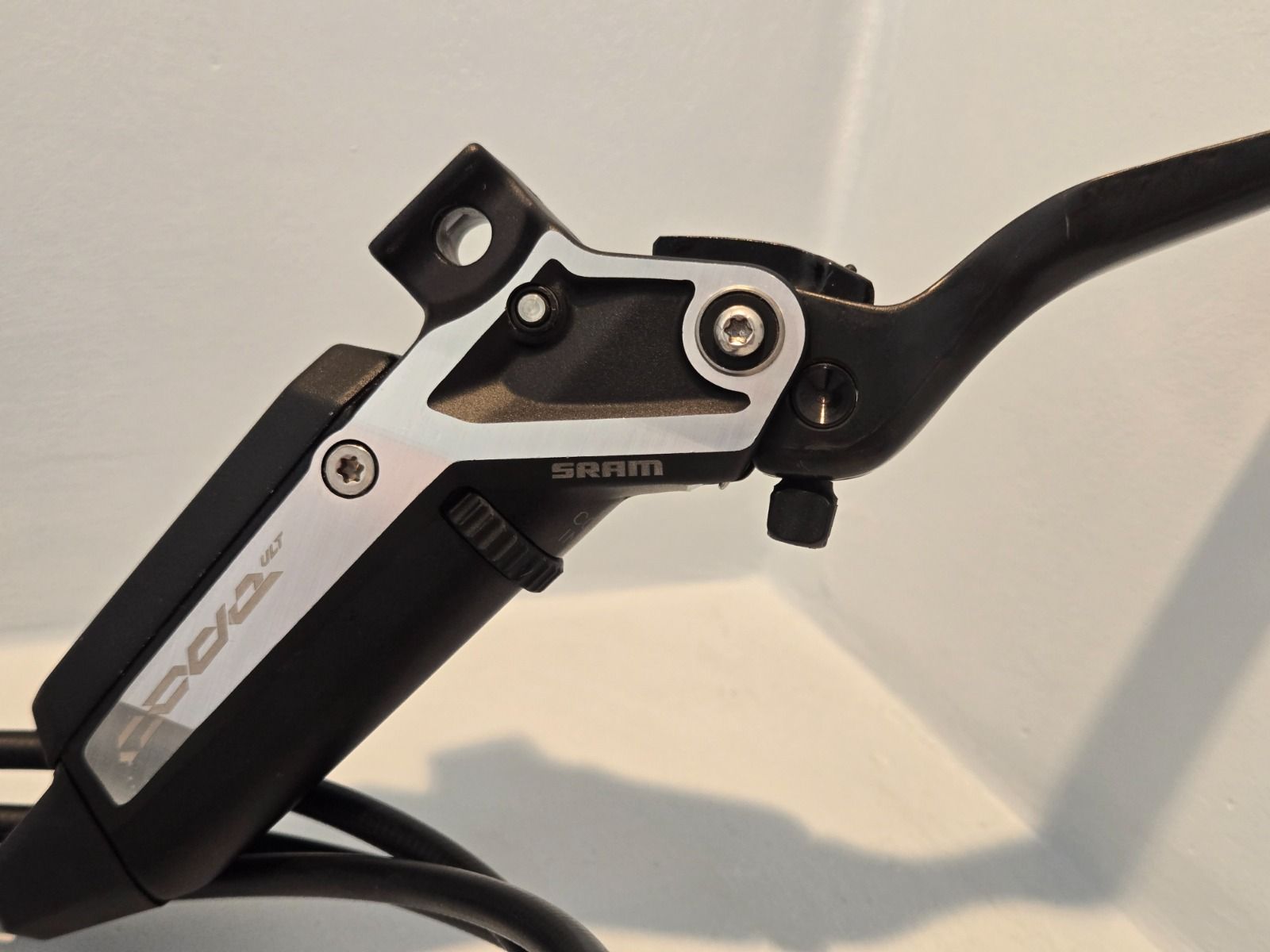 Серебристые Sram Code Stealth Ultimate, тормоза в отличном состоянии