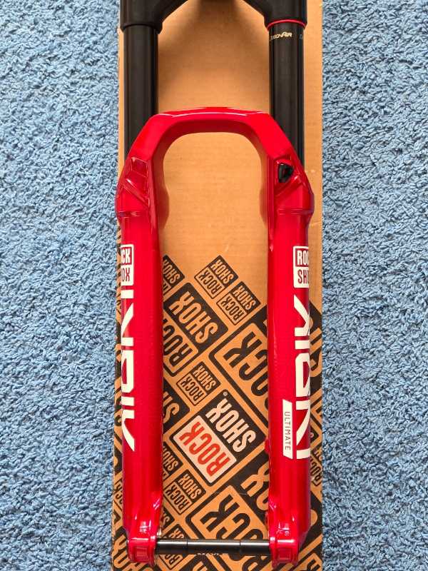 Красненькая новая RockShox Lyrik Ultimate 3.0 29