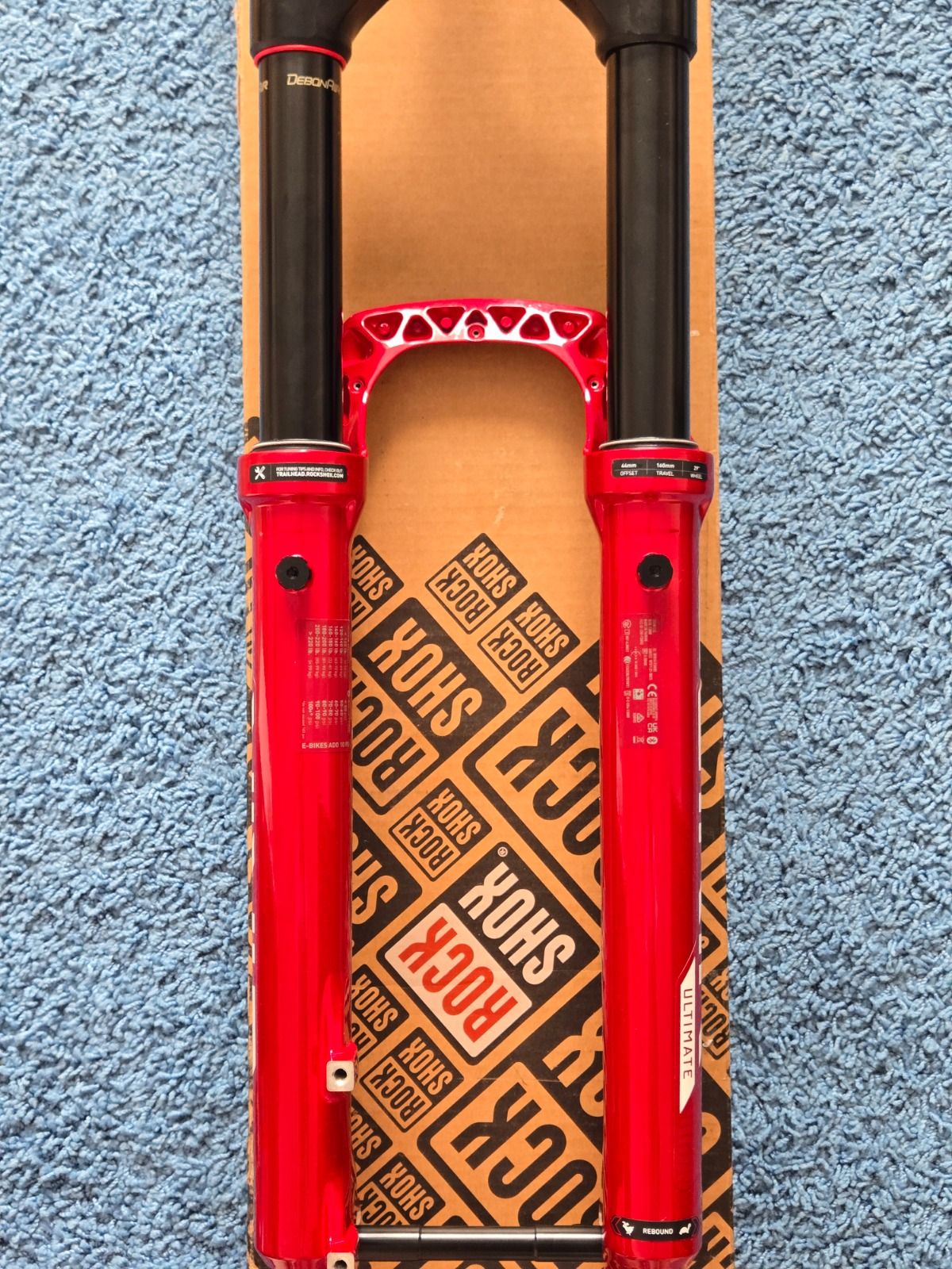 Красненькая новая RockShox Lyrik Ultimate 3.0 29