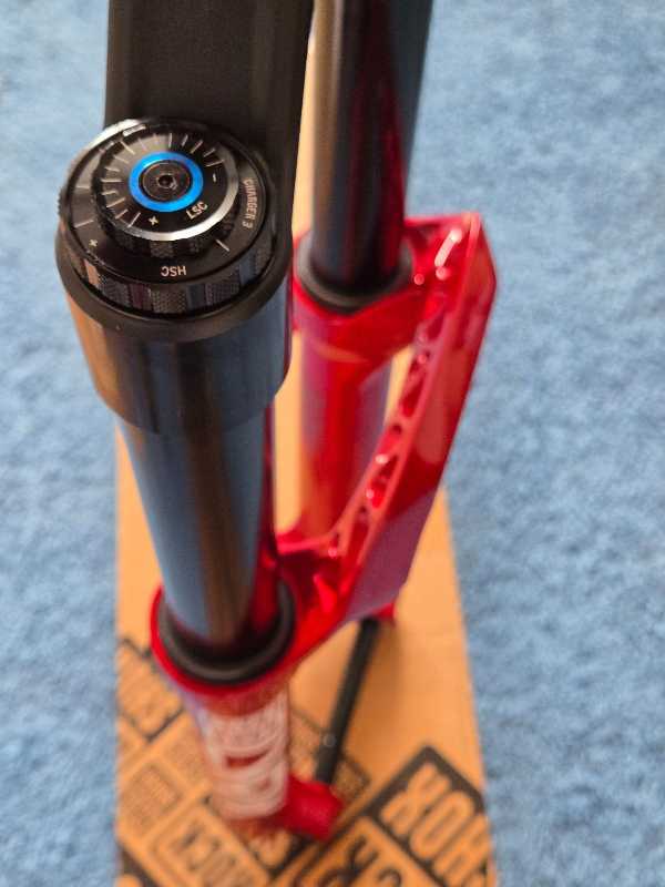 Красненькая новая RockShox Lyrik Ultimate 3.0 29