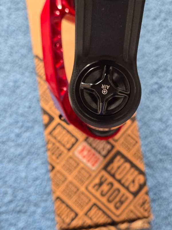 Красненькая новая RockShox Lyrik Ultimate 3.0 29
