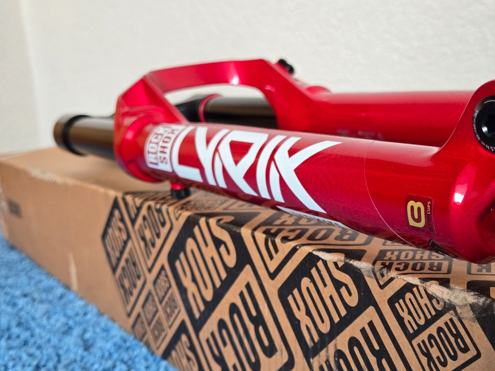 Красненькая новая RockShox Lyrik Ultimate 3.0 29