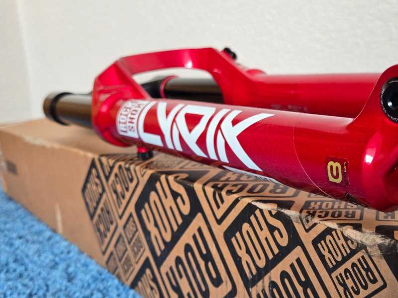 Красненькая новая RockShox Lyrik Ultimate 3.0 29