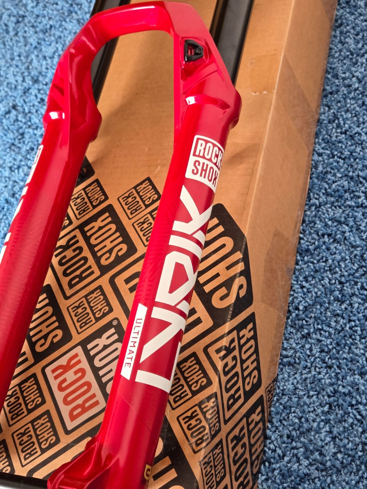 Красненькая новая RockShox Lyrik Ultimate 3.0 29