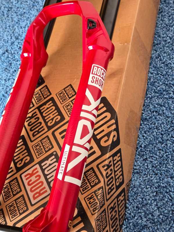 Красненькая новая RockShox Lyrik Ultimate 3.0 29