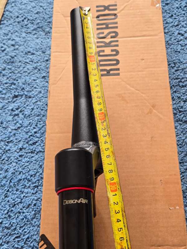 Красненькая новая RockShox Lyrik Ultimate 3.0 29