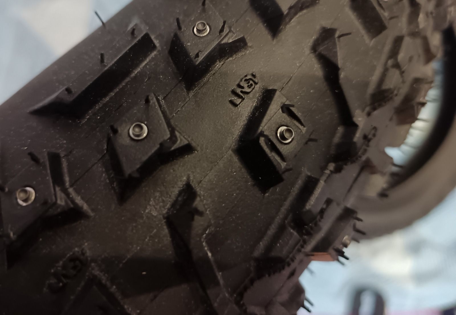 Топовые зимние шипованные покрышки 45NRTH Dillinger 5 Tubeless Ready 26x4.6' новые