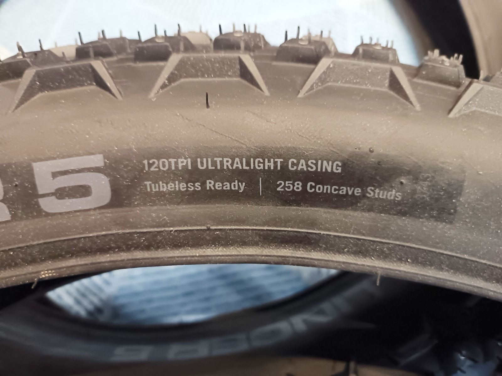 Топовые зимние шипованные покрышки 45NRTH Dillinger 5 Tubeless Ready 26x4.6' новые