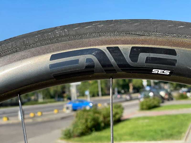 Колеса ENVE 3.4 (клинчер и TLR бескамерные), хабы DT Swiss 240. в идеале.