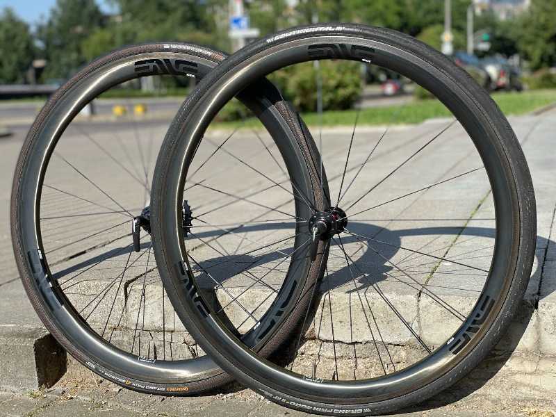 Колеса ENVE 3.4 (клинчер и TLR бескамерные), хабы DT Swiss 240. в идеале.