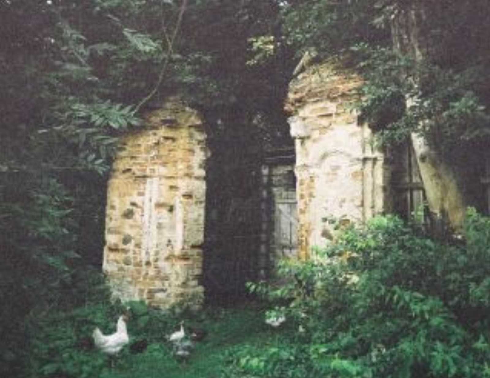 Брама внутреннего двора (руины)