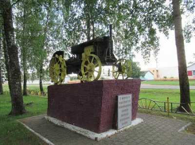 Трактор-памятник первым колхозникам-трактористам