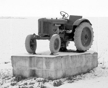 Трактор-памятник