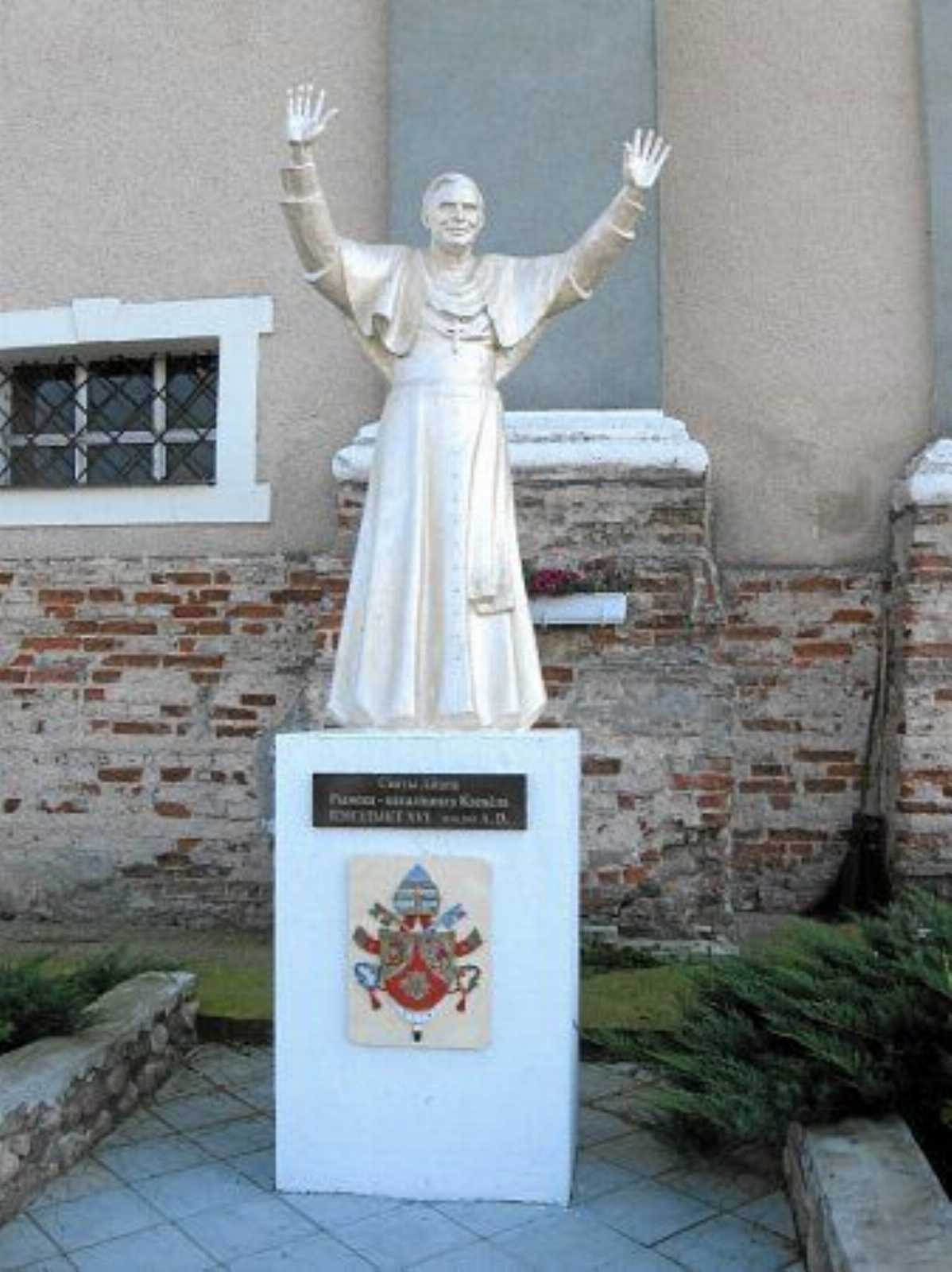 Памятник Бенедикту XVI