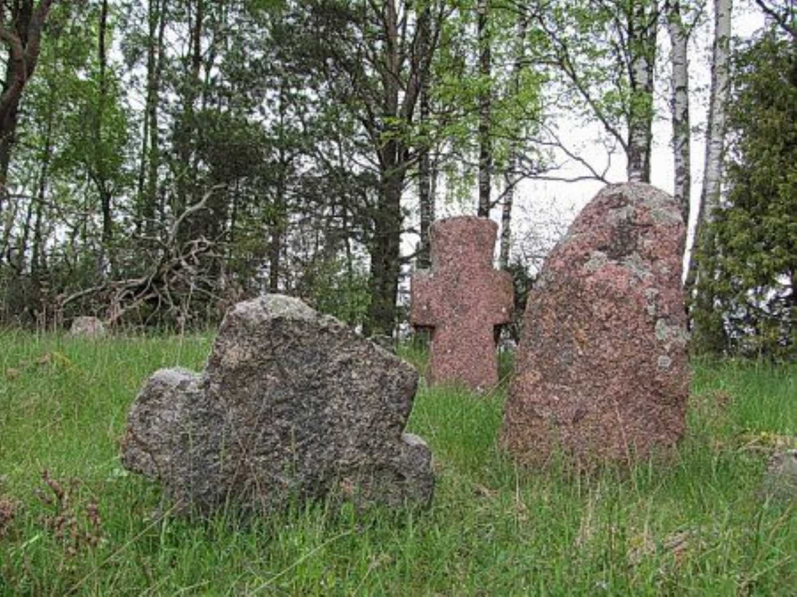 Каменные кресты