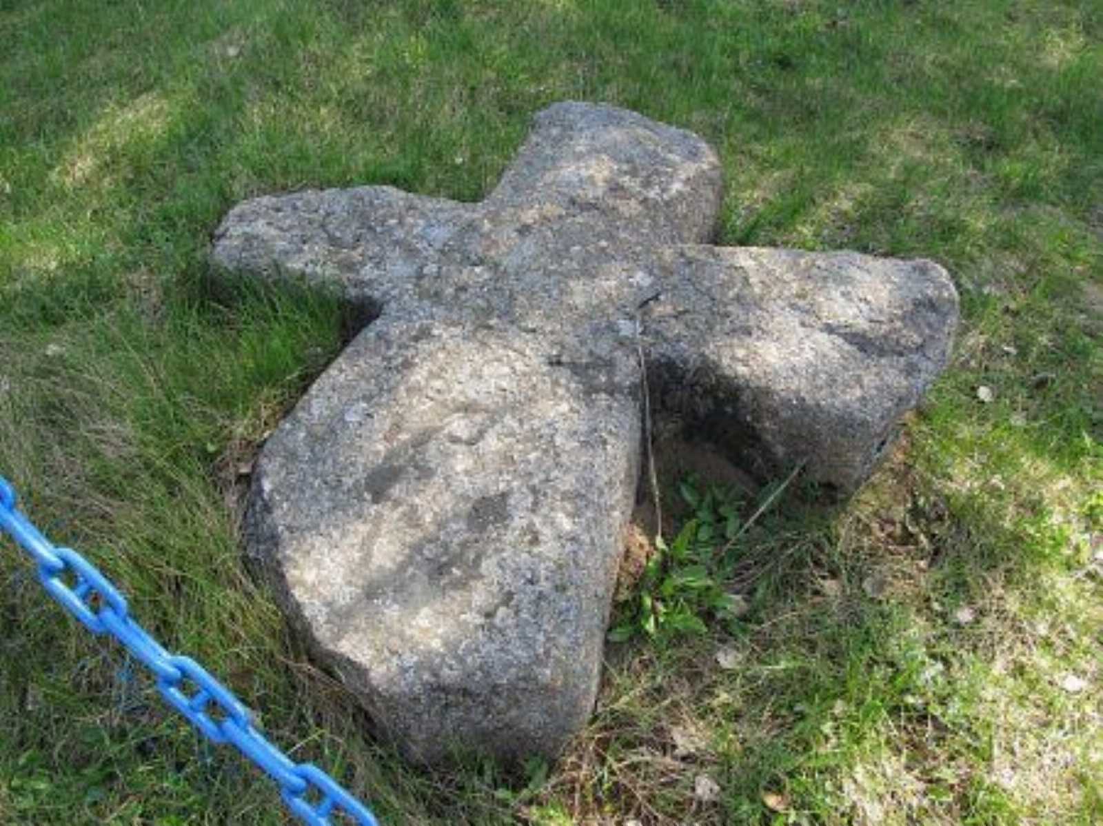 Каменный крест