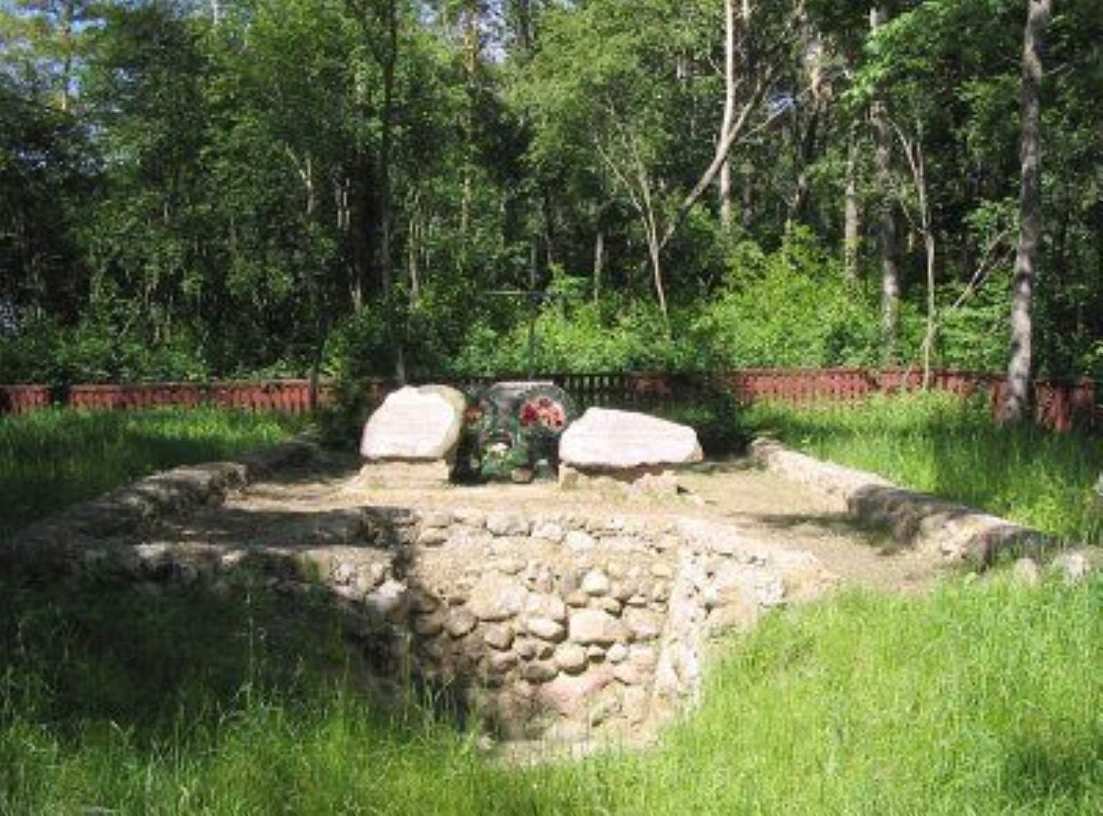 Фамильное кладбище Наркевичей-Иодко