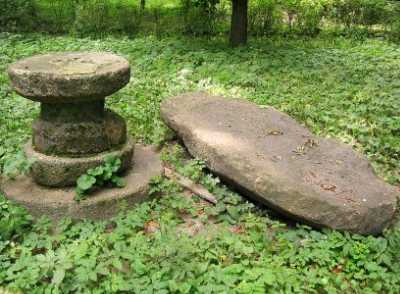 Каменный стол и плита