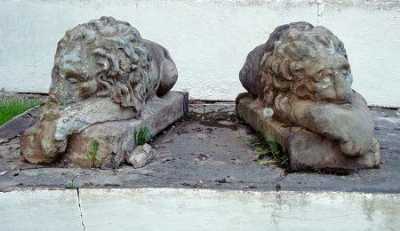 Скульптуры львов